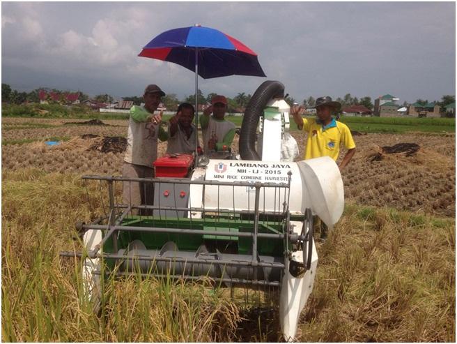 Demonstrasi alat dan mesin pertanian combine harvester di Kecamatan X Koto Singkarak